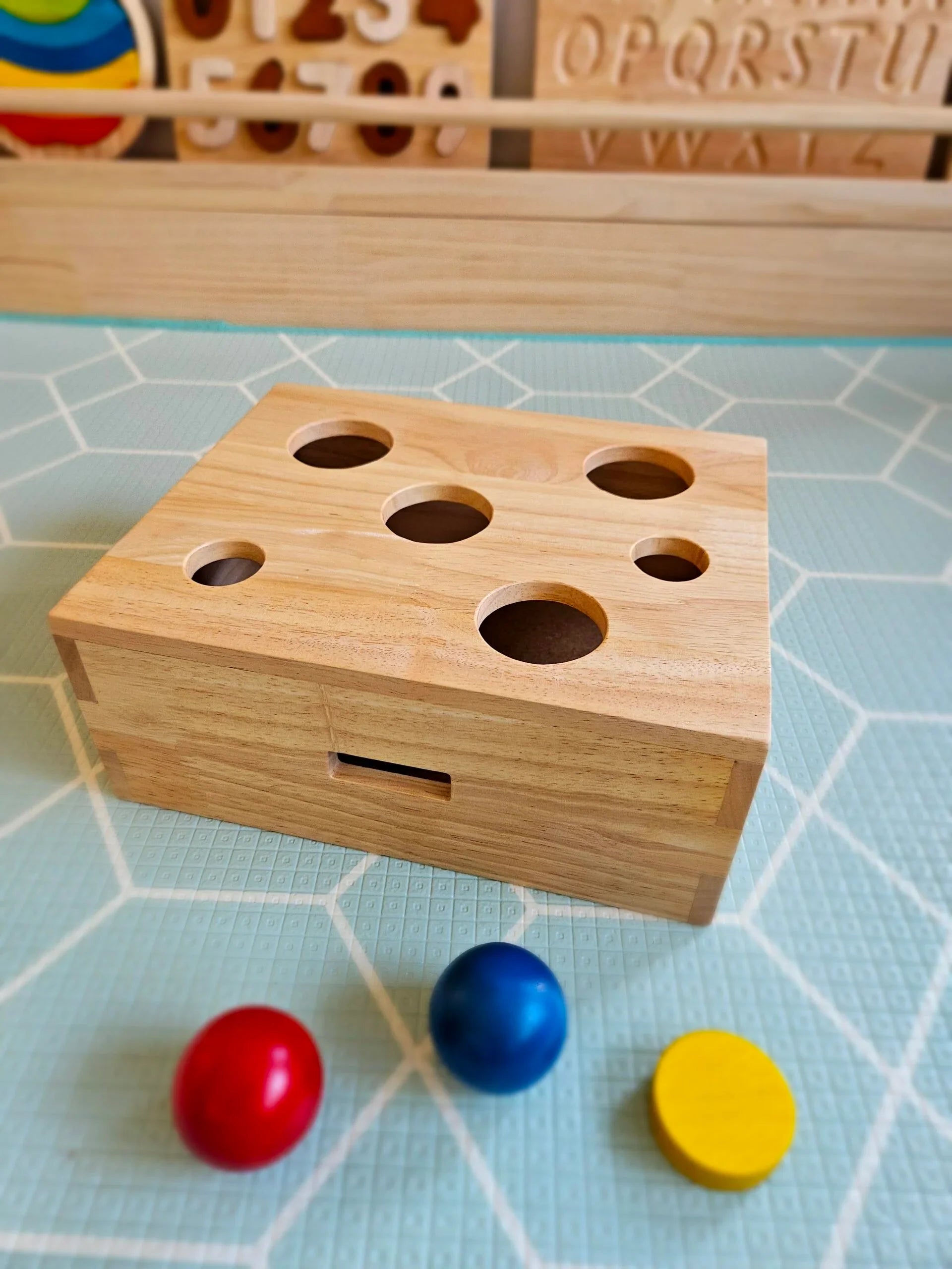 QToys Australia (USA) Peek a Boo Sorting Box